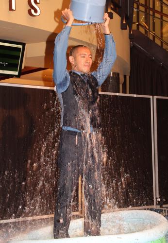 映画「喰女　クイメ」初日舞台あいさつ後、アイス・バケツ・チャレンジで氷水をかぶった市川海老蔵