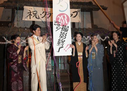 朝ドラ 花子とアン がクランクアップし くす球を割る 左から 土屋太鳳 鈴木亮平 吉高由里子 仲間由紀恵 黒木華 スポニチ Sponichi Annex 芸能