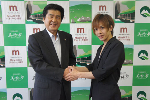 村田美祢市長（左）と握手する岸田健作