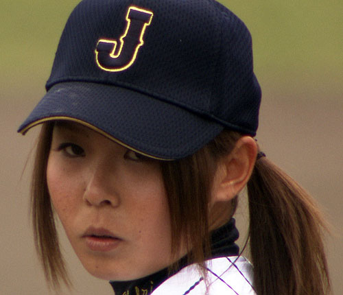 【画像・写真】女子世界一・磯崎“ダルばり”ピッチ！変化球で覆面打者と勝負