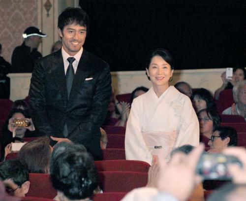 モントリオール世界映画祭の公式上映後、観客の拍手を浴びる吉永小百合（右）と阿部寛