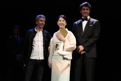 第３８回モントリオール世界映画祭の授賞式で、審査員特別グランプリを受賞した映画「ふしぎな岬の物語」に主演した吉永小百合（中央）、阿部寛（右）