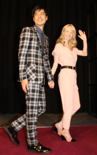 手をつないで退場する夫婦役を演じる玉山鉄二（左）とシャーロット・ケイト・フォックス