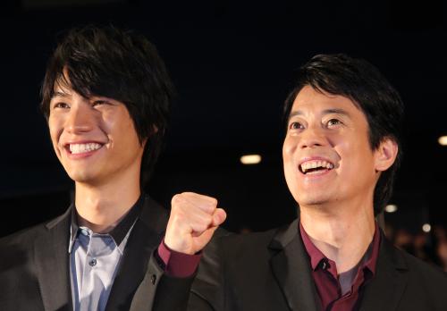 映画「イン・ザ・ヒーロー」初日舞台あいさつに登場した福士蒼汰（左）と唐沢寿明
