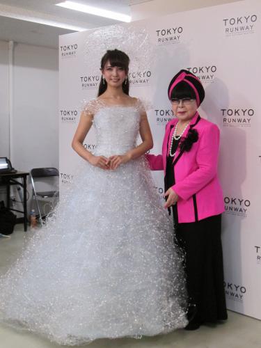 桂由美さん（右）デザインのウエディングドレスを着用して「東京ランウェイ」に出演した加藤夏希