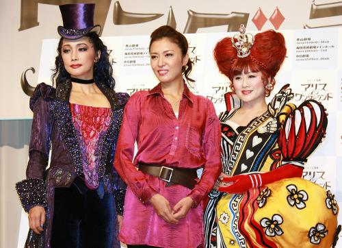 ミュージカル「アリス・イン・ワンダーランド」製作発表に登場した（左から）濱田めぐみ、安蘭けい、渡辺美里