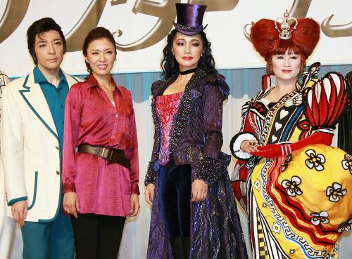ミュージカル「アリス・イン・ワンダーランド」製作発表に登場した（左から）石川禅、安蘭けい、濱田めぐみ、渡辺美里