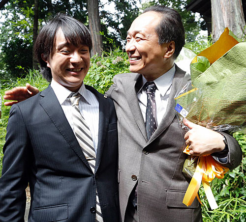 「ＨＥＲＯ」クランクアップ、花束を受け取る（左から）濱田岳と小日向文世（Ｃ）フジテレビ