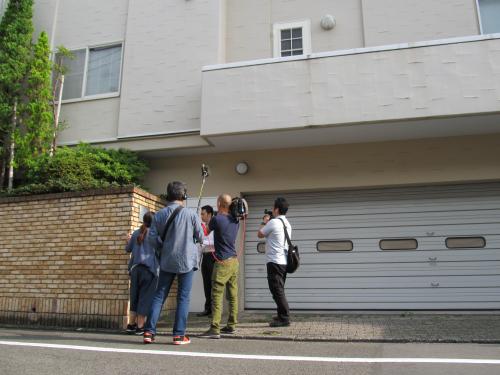 ひっそりと静まりかえり、インターホンにも反応のなかった東京都目黒区内のＡＳＫＡ被告の自宅