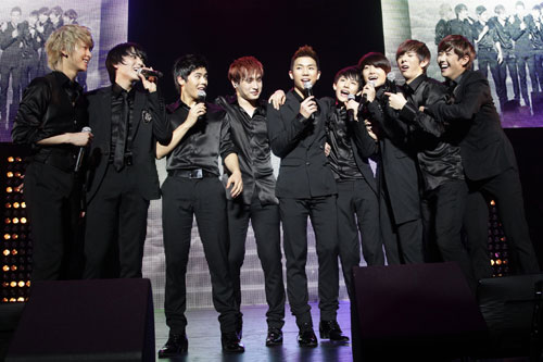 韓国の男性９人組アイドルグループ「ＺＥ：Ａ」（Ｃ）ＩＭＸ　＆　Ｓｔａｒ　Ｅｍｐｉｒｅ＝インタラクティブメディアミックス提供