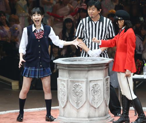 １３年のじゃんけん大会で上枝恵美加を破り優勝する松井珠理奈（左）