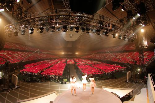 東京・国立代々木競技場第１体育館で全国ツアー最終公演を開いた「Ｐｅｒｆｕｍｅ」。左側に「１０年目！！ＴＨＡＮＫＳ！！」、中央に「Ｗｅ　Ｌｏｖｅ　Ｐｅｒｆｕｍｅ」、右側に「９月２１日　２００５→２０１４」の人文字