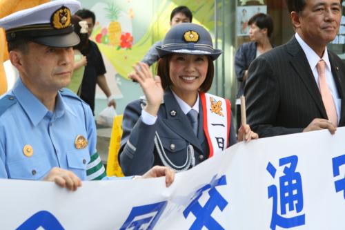 【画像・写真】小林麻耶、制服姿で一日署長　結婚道のりも「安全運転で」