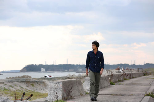 福島第一原発から６・５キロ、浪江町の海岸を歩く江口洋介（Ｃ）テレビ東京