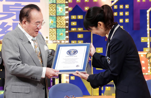 「情報テレビ番組の最高齢現役司会者」のギネス認定証を授与される愛川欽也（左）（Ｃ）テレビ東京
