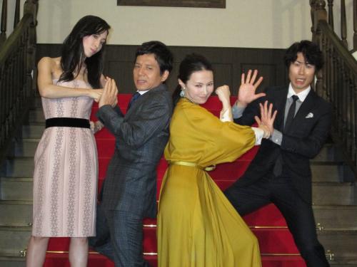 舞台「スタンド・バイ・ユー」の製作発表に登場した（左から）真飛聖、勝村政信、ミムラ、戸次重幸