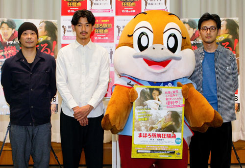 会見で笑顔をみせる（左から）大森立嗣監督、瑛太、松田龍平