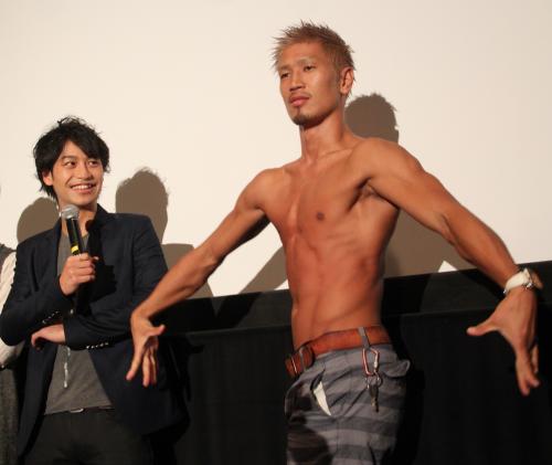 映画「アキラＮｏ．２」初日舞台あいさつで上半身裸になる城戸康裕と、それを見て笑う小澤亮太
