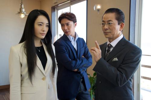 テレビ朝日「相棒」新シリーズの初回スペシャルにゲスト出演した仲間由紀恵。右は水谷豊、中央は成宮寛貴