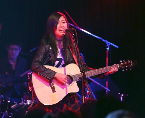 【画像・写真】エアギター世界一の名倉七海が凱旋ライブ　紅白で拓郎との共演希望
