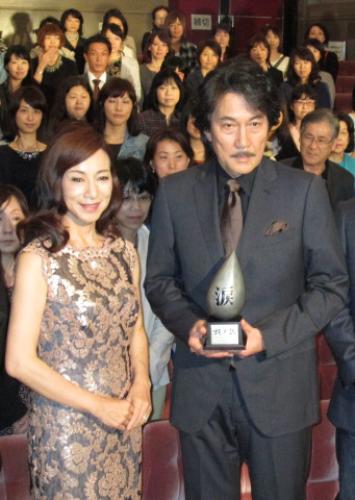映画「蜩ノ記」の試写イベントに登場した原田美枝子（左）と役所広司