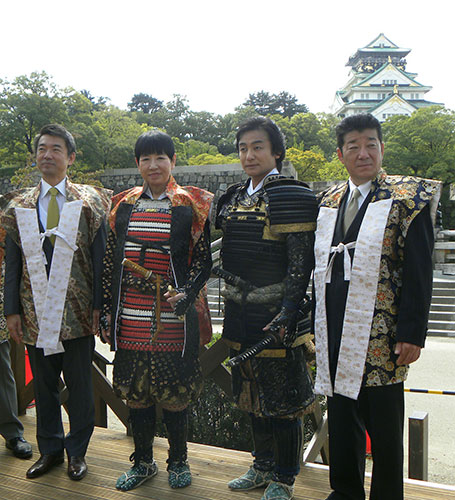 大阪城をバックに武将スタイルで登場した和田アキ子（左から２人目）と片岡愛之助（同３人目）、橋下市長（左）と松井一郎知事