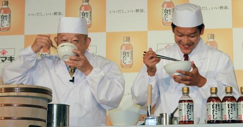 笑福亭鶴瓶（左）と駿河太郎親子はヤマキ「割烹白だし」でつくった親子丼を試食
