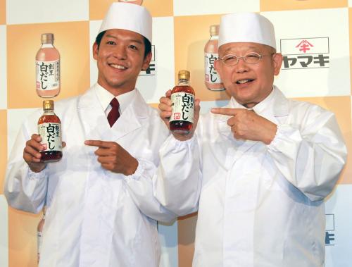 ヤマキ「割烹白だし」を手に笑顔の笑福亭鶴瓶（左）と駿河太郎親子