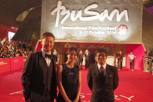 第１９回釜山国際映画祭のオープニングセレモニーに参加した（左から）浅野忠信、二階堂ふみ、　熊切和嘉監督
