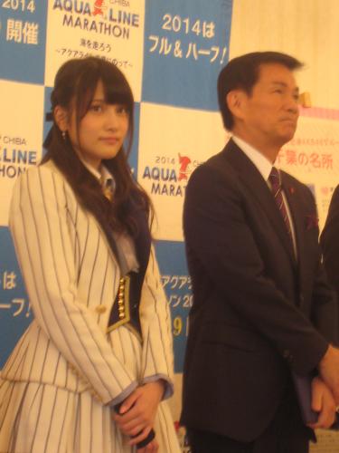 ＡＫＢ４８の入山杏奈（左）と森田健作千葉県知事。千葉県と日本郵便株式会社関東支社の包括提携協定式で