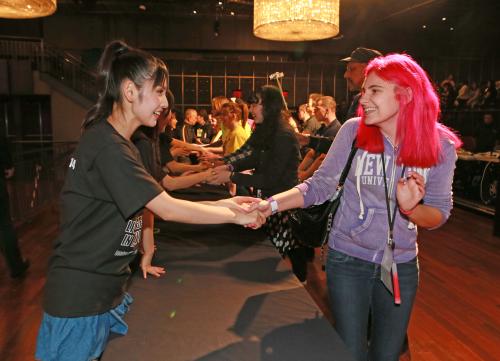 ニューヨーク公演終演後の握手会で海外のファンと交流する道重さゆみ（左）