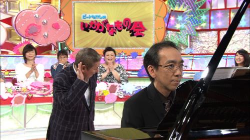 ピアノを演奏した新垣隆氏（右）と“号泣県議”のマネで耳に手を当てるビートたけし