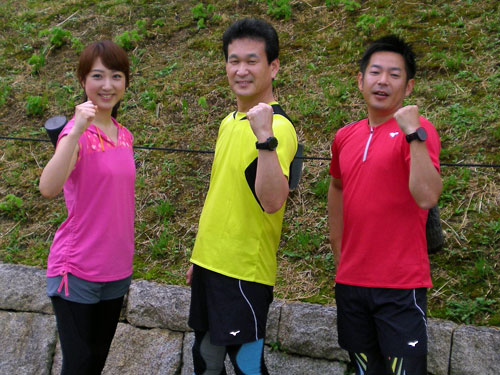 「大阪マラソン２０１４」に出場する（左から）川田裕美アナ、辛坊治郎キャスター、清水健アナ
