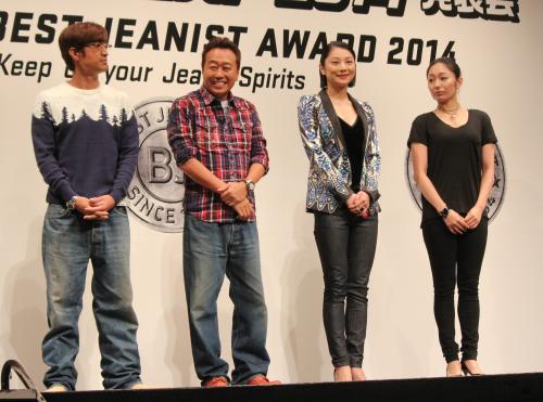 第３１回「ベストジーニスト２０１４」発表会に登場した（左から）さまぁ～ず、小池栄子、安藤美姫