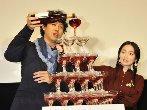ワインタワーで映画「ぶどうのなみだ」公開を祝う大泉洋と安藤裕子