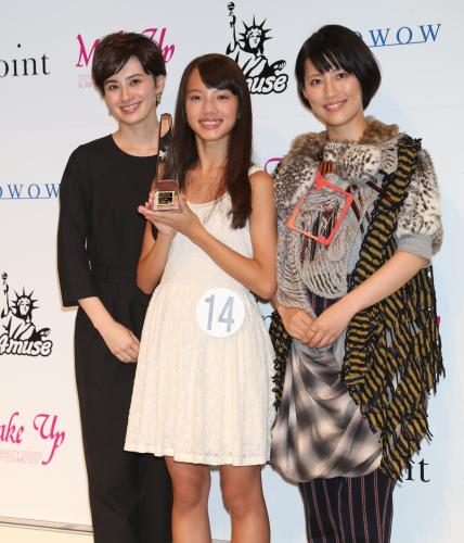 グランプリとポイント賞に輝いた清原果耶さん（中央）は、ホラン千秋（左）、福田彩乃と笑顔でポーズ