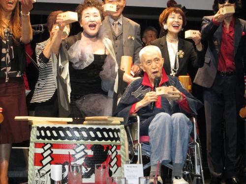 歌手生活50周年記念パーティーを開いた加藤登紀子（左から３人目）。鏡開きには永六輔（同５人目）うつみ宮土理（右から２人目）らが登壇