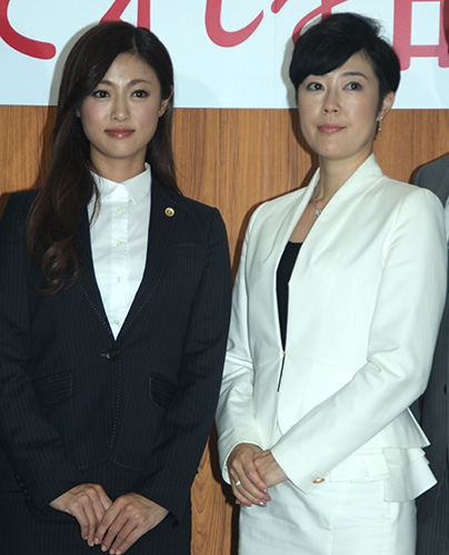 ＴＢＳドラマ「女はそれを許さない」制作発表記者会見に出席した深田恭子（左）と寺島しのぶ