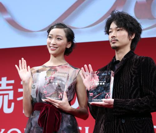 講談社広告賞で、ベストキャラクター賞を受賞した杏と綾野剛