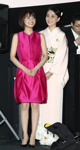 ３年半ぶりに共演した小林麻耶（左）麻央姉妹。舞台袖で笑顔を見せる