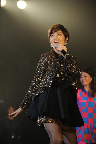 ２０年ぶりのコンサートで歌い踊る荻野目洋子。８０年代から衰えを感じさせないパフォーマンスを披露した