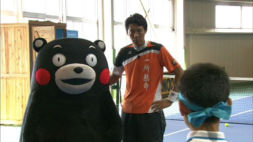 「キッズテニス合宿」第２弾を開催、熱血指導を行う松岡修造氏（中央）。なぜか「くまモン」（左）も登場（Ｃ）ＴＢＳ