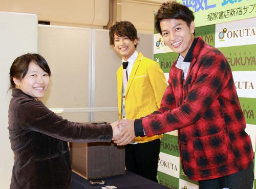 【画像・写真】「トッキュウジャー」平牧仁＆長濱慎　初カレンダーに自信の笑顔