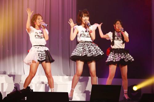 フレンチ・キス初ライブで熱唱する（左から）高城亜樹、柏木由紀、倉持明日香