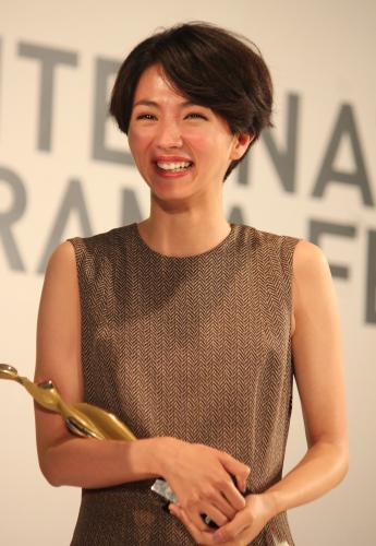 「東京ドラマアウォード２０１４」授賞式、主演女優賞を受賞し、笑みを見せる満島ひかり