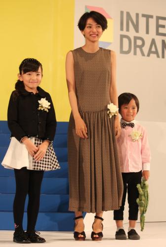 「東京ドラマアウォード２０１４」授賞式、「Ｗｏｍａｎ」で主演女優賞を受賞した満島ひかり（中央）の祝福のため、子役の鈴木梨央（左）と高橋来もかけつけた