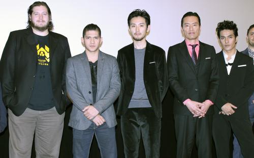 東京国際映画祭で舞台あいさつを行った（左から）ギャレス・エバンス監督、主演のイコ・ウワイス、松田龍平、遠藤憲一、北村一輝