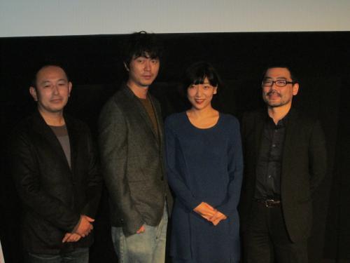 「第２７回東京国際映画祭」で公式上映された「百円の恋」のキャスト陣が舞台あいさつ。左から、脚本の足立紳、新井浩文、安藤サクラ、武正晴監督
