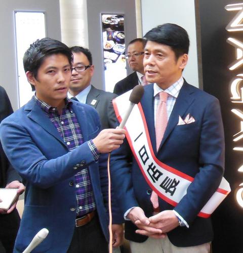 「銀座ＮＡＧＡＮＯ」の開店セレモニーの取材には峰竜太の長男で俳優の下嶋兄（左）も出席