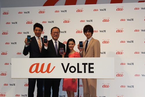 新商品を手に笑顔の（左から）松岡修造氏、ＫＤＤＩ田中孝司社長、杉咲花、福士蒼汰